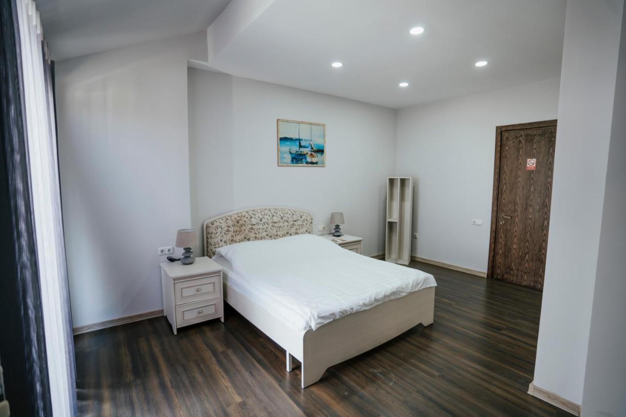 West Apart Hotel Batoemi Buitenkant foto